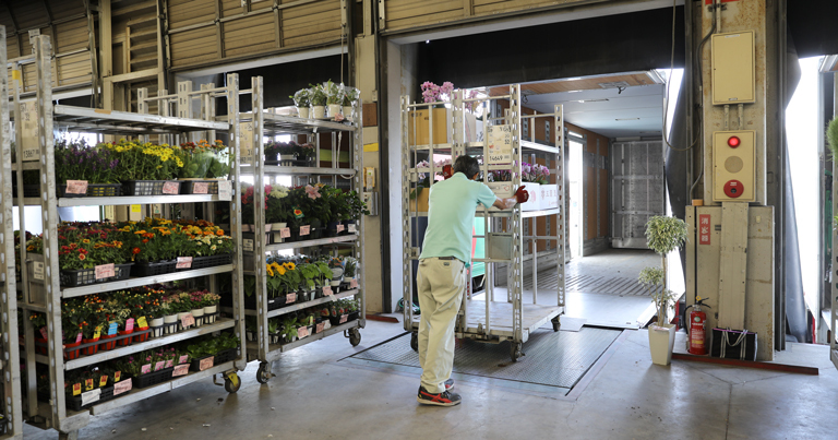 トラック配送サービス